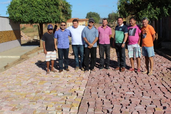 Prefeito visita mais uma obra de calçamento em Santo Inácio   - Imagem 19