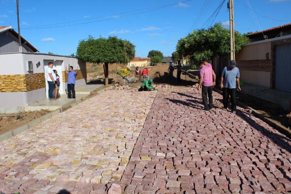 Prefeito visita mais uma obra de calçamento em Santo Inácio   - Imagem 14