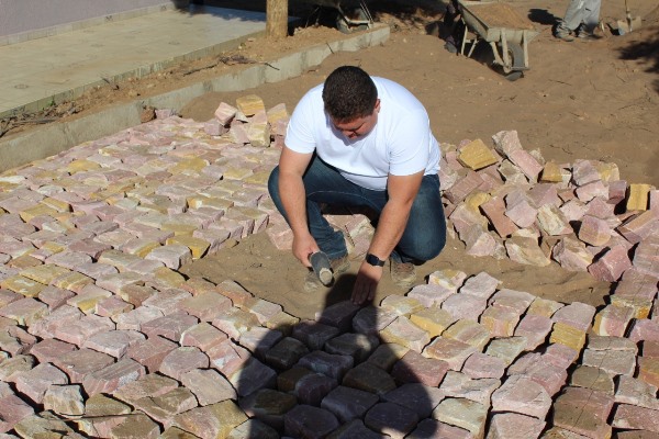 Prefeito visita mais uma obra de calçamento em Santo Inácio   - Imagem 35