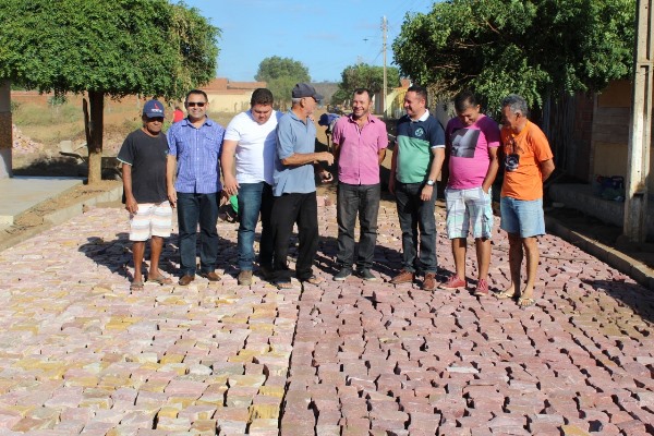 Prefeito visita mais uma obra de calçamento em Santo Inácio   - Imagem 28