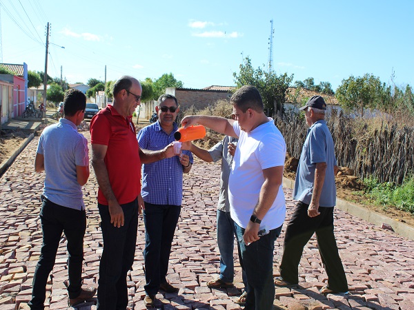Prefeito visita mais uma obra de calçamento em Santo Inácio   - Imagem 8