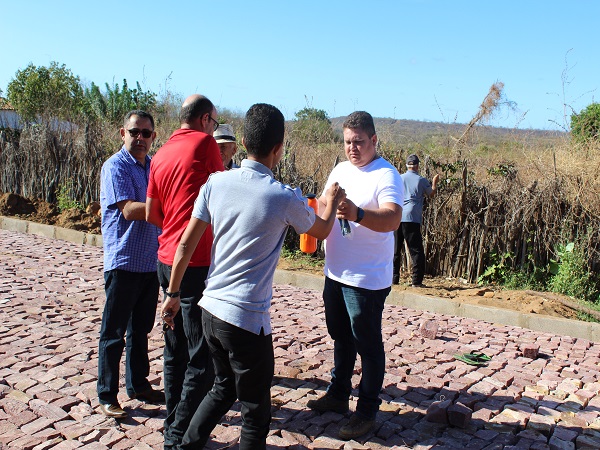 Prefeito visita mais uma obra de calçamento em Santo Inácio   - Imagem 12