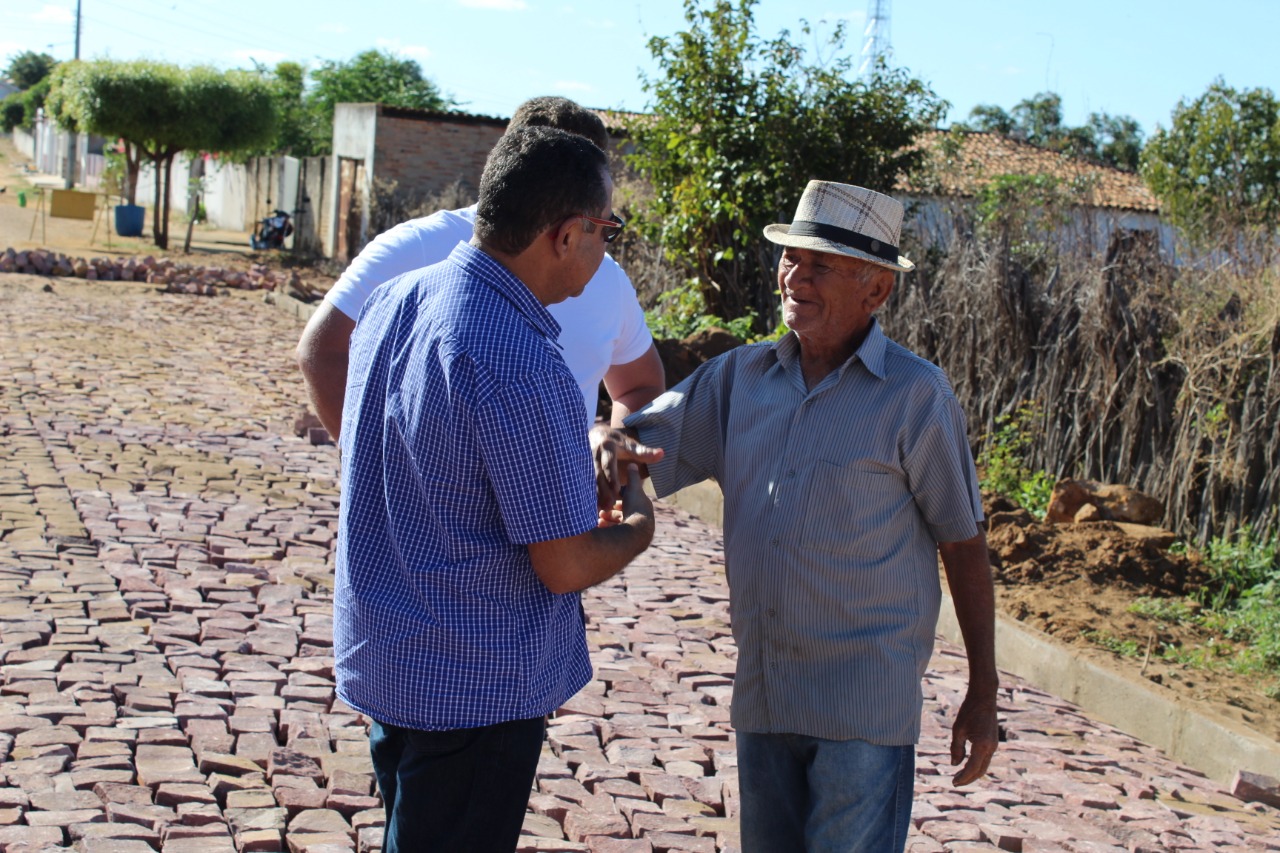 Prefeito visita mais uma obra de calçamento em Santo Inácio   - Imagem 1