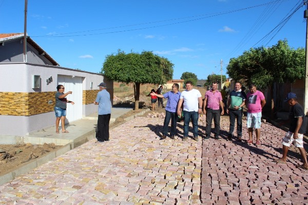 Prefeito visita mais uma obra de calçamento em Santo Inácio   - Imagem 20