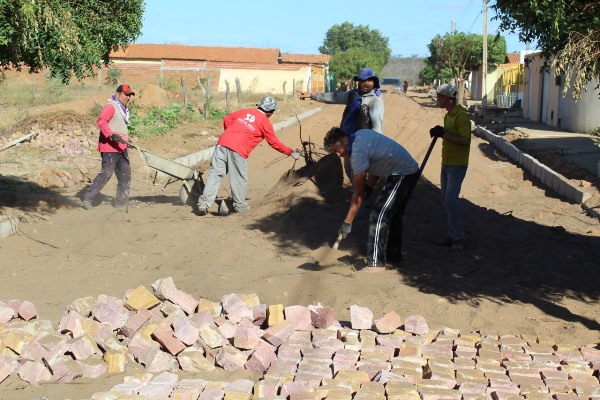 Prefeito visita mais uma obra de calçamento em Santo Inácio   - Imagem 44