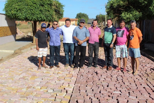 Prefeito visita mais uma obra de calçamento em Santo Inácio   - Imagem 31