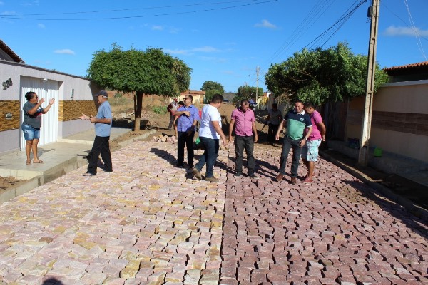 Prefeito visita mais uma obra de calçamento em Santo Inácio   - Imagem 15