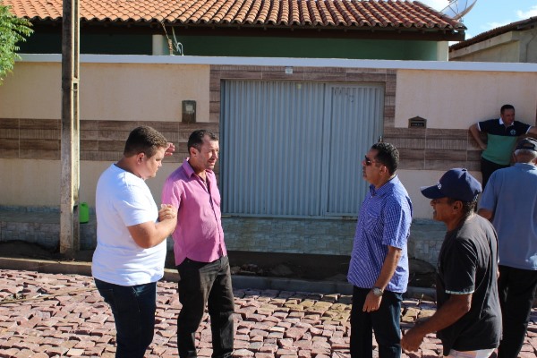 Prefeito visita mais uma obra de calçamento em Santo Inácio   - Imagem 33
