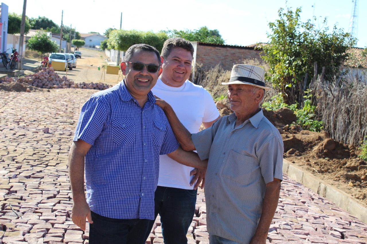 Prefeito visita mais uma obra de calçamento em Santo Inácio   - Imagem 4