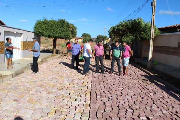 Prefeito visita mais uma obra de calçamento em Santo Inácio   - Imagem 16