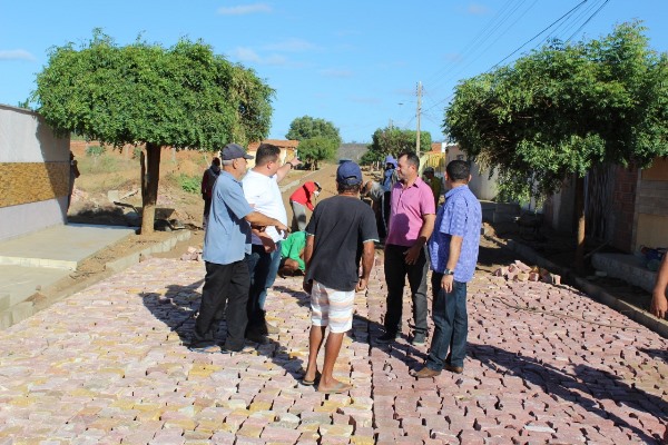 Prefeito visita mais uma obra de calçamento em Santo Inácio   - Imagem 37