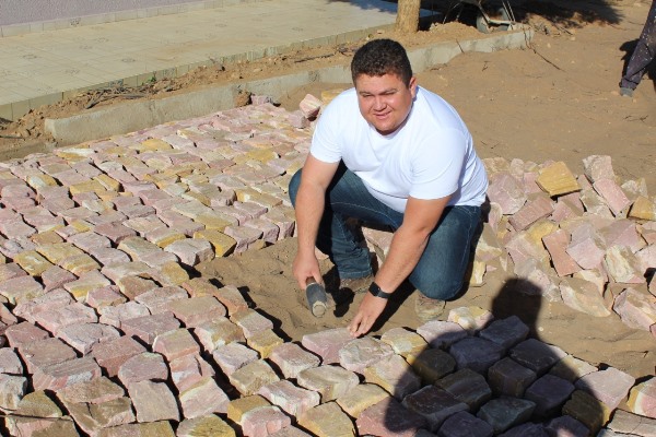 Prefeito visita mais uma obra de calçamento em Santo Inácio   - Imagem 36