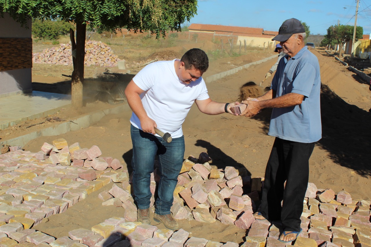 Prefeito visita mais uma obra de calçamento em Santo Inácio   - Imagem 6