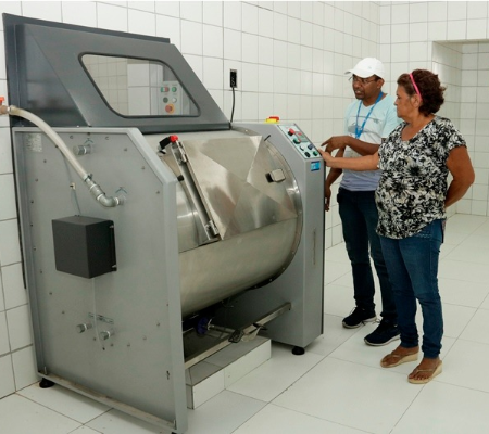 Equipe do Hospital Água Branca participa de treinamento para utilizar equipamentos da lavanderia