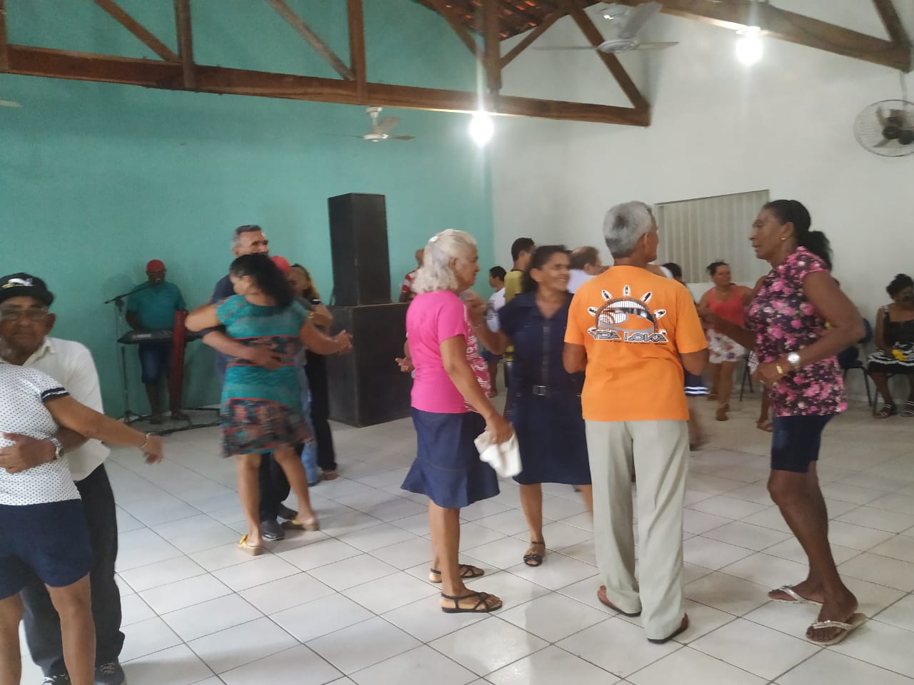 Idosos de Monsenhor Gil se encontram em dia de lazer  - Imagem 9