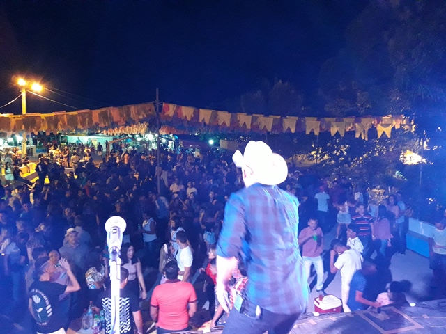 São João do bairro Codó junta multidão em Dom Expedito Lopes confira os vídeos.  - Imagem 13