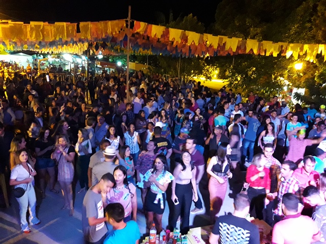 São João do bairro Codó junta multidão em Dom Expedito Lopes confira os vídeos.  - Imagem 14