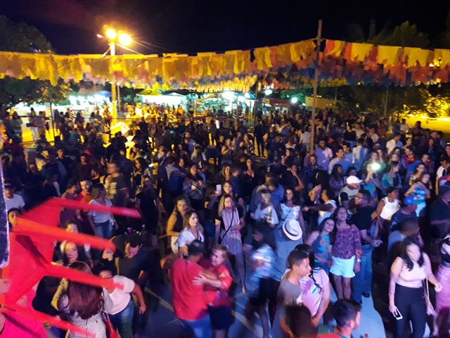 São João do bairro Codó junta multidão em Dom Expedito Lopes confira os vídeos.  - Imagem 16