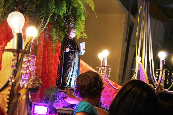 Fiéis lotam patamar da igreja na última noite de novena e missa a Santo Inácio de Loyola  - Imagem 28