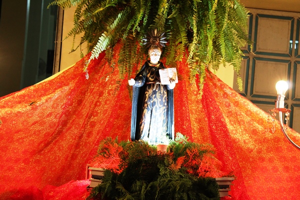 Fiéis lotam patamar da igreja na última noite de novena e missa a Santo Inácio de Loyola  - Imagem 16