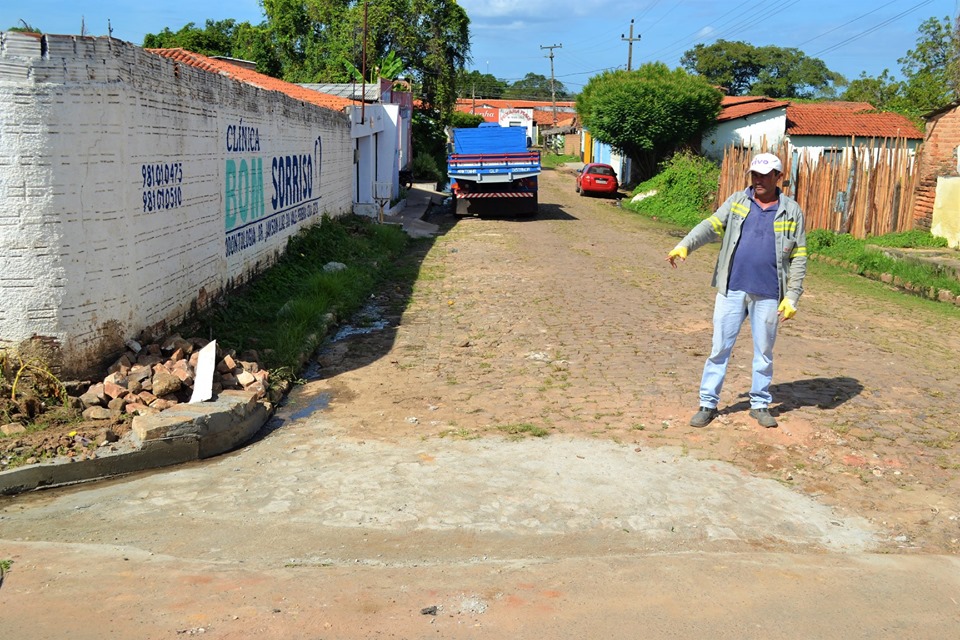 Prefeito Genival Bezerra visita início das obras de calçamento que dá acesso ao Bairro Ferreirão - Imagem 5
