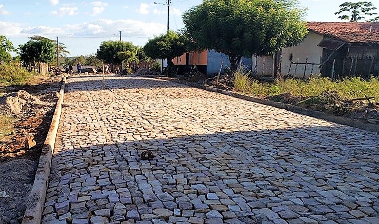 Prefeito Genival Bezerra visita início das obras de calçamento que dá acesso ao Bairro Ferreirão - Imagem 7