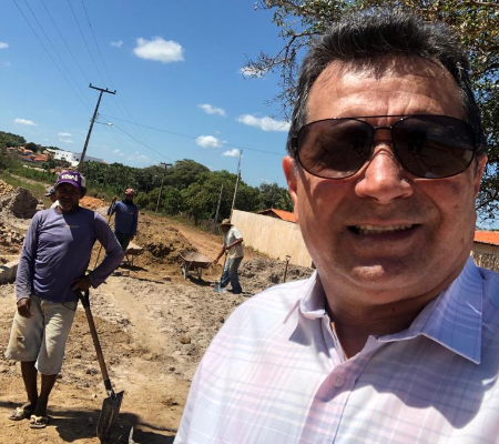Prefeito Genival Bezerra visita início das obras de calçamento que dá acesso ao Bairro Ferreirão