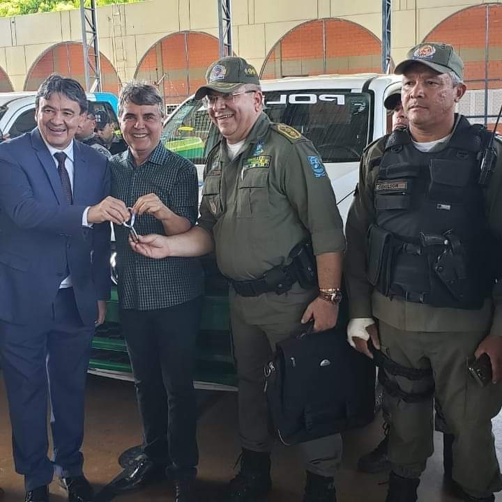 Prefeito João Luiz recebe viatura policial das mãos do governador Wellington Dias - Imagem 1