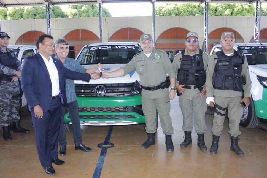 Prefeito João Luiz recebe viatura policial das mãos do governador Wellington Dias - Imagem 8