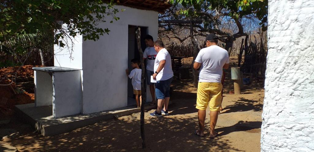 Prefeito visita obras de construção de banheiros na zona rural de Santo Inácio - Imagem 3