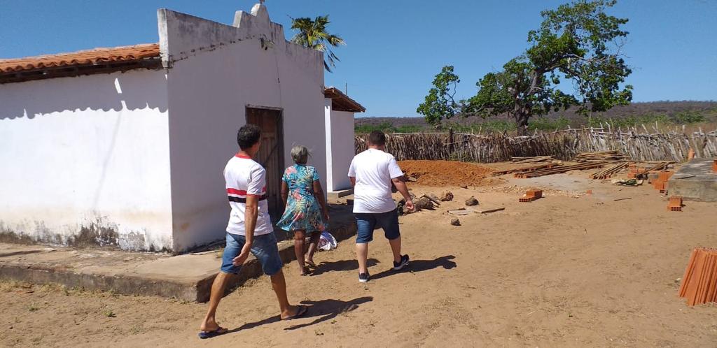 Prefeito visita obras de construção de banheiros na zona rural de Santo Inácio - Imagem 2
