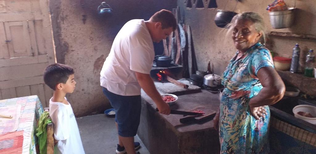 Prefeito visita obras de construção de banheiros na zona rural de Santo Inácio - Imagem 1