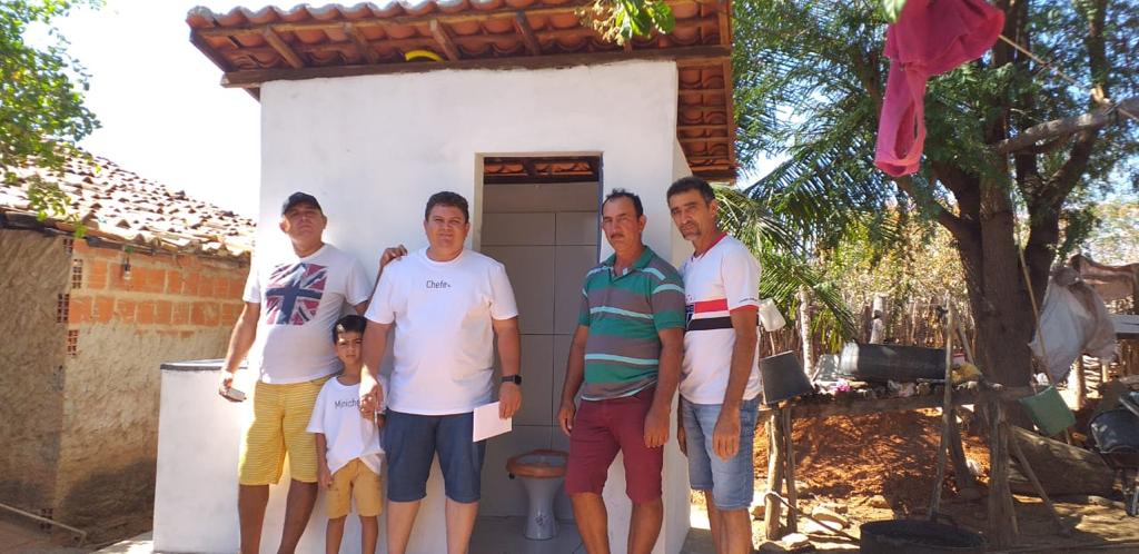 Prefeito visita obras de construção de banheiros na zona rural de Santo Inácio - Imagem 4