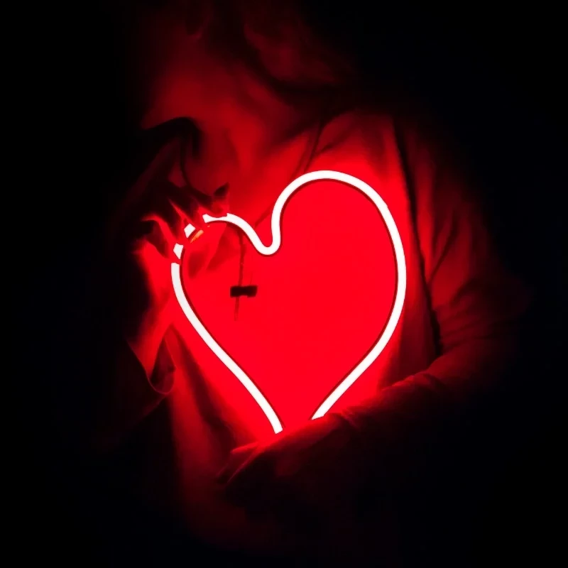 Descubra os signos do zodíaco que estão com sorte para romances - imagem 3700