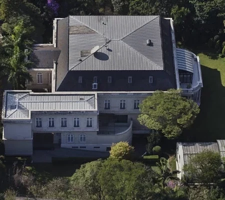 Conheça as mansões milionárias dos grandes apresentadores da TV 