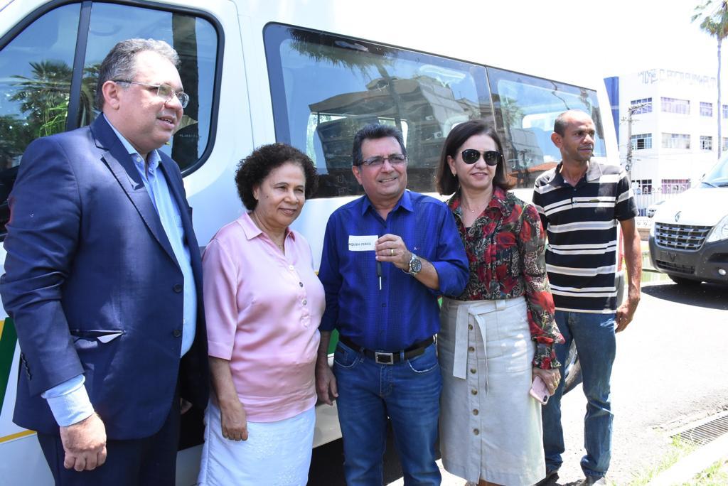 Prefeito Genival Bezerra recebe van para o transporte de pacientes - Imagem 4