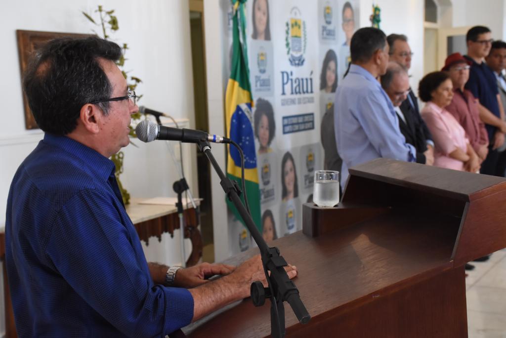 Prefeito Genival Bezerra recebe van para o transporte de pacientes - Imagem 1