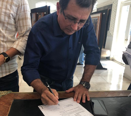 Prefeito Genival Bezerra recebe van para o transporte de pacientes