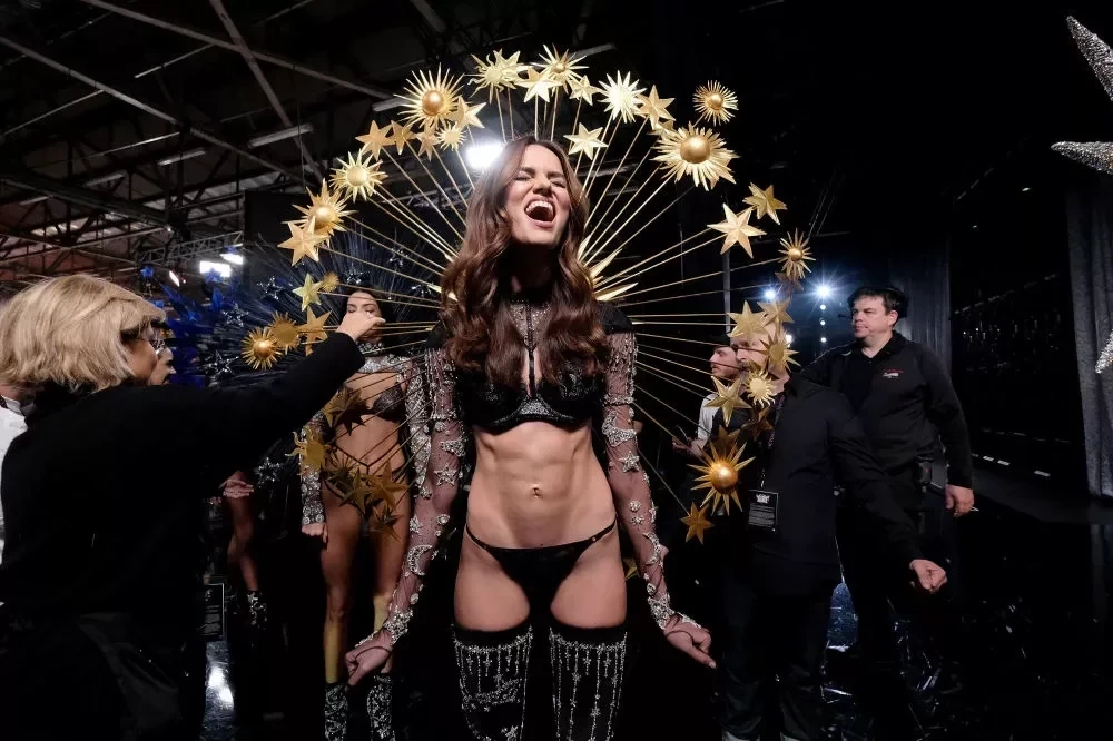 Modelos brasileiras arrasam em desfile de moda da Victoria"s Secret - imagem 2343