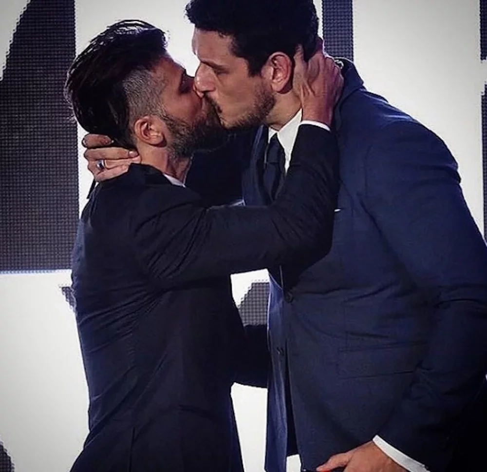 Homens famosos que já foram vistos beijando outros rapazes - imagem 2571
