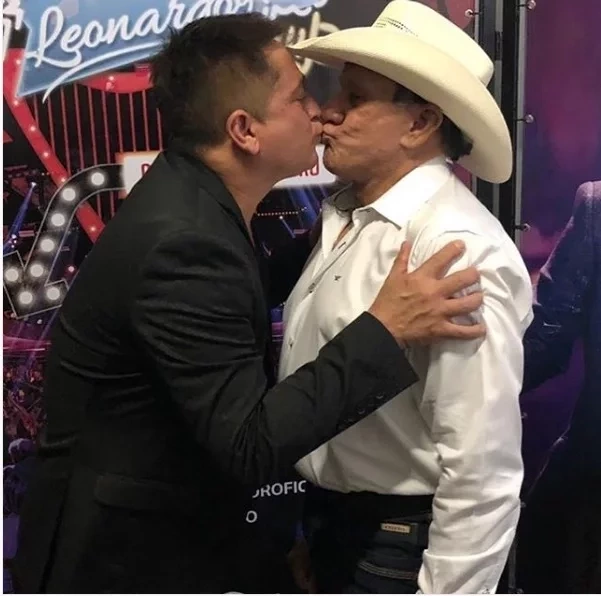 Homens famosos que já foram vistos beijando outros rapazes - imagem 2575