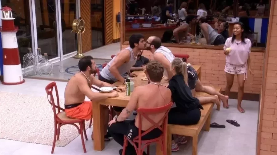 Homens famosos que já foram vistos beijando outros rapazes - imagem 2574