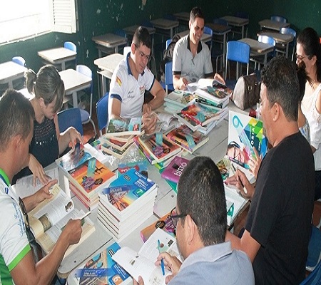 Reunião com profissionais da educação define livros didáticos para escolas de Pedro II