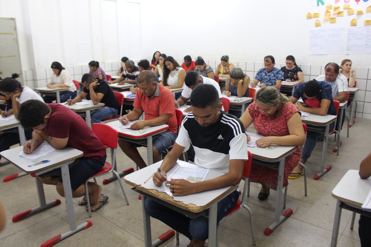 Candidatos realizando a prova