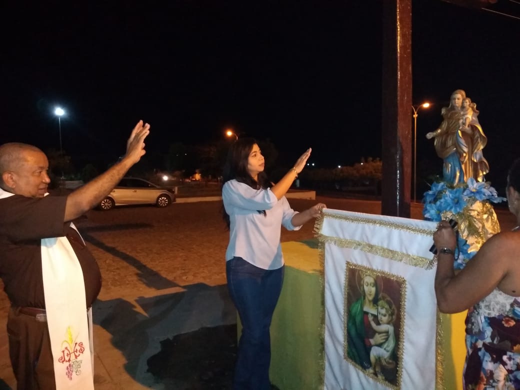 Na segunda noite de novena a comunidade recebe imagem de Nossa Senhora da Saúde - Imagem 1