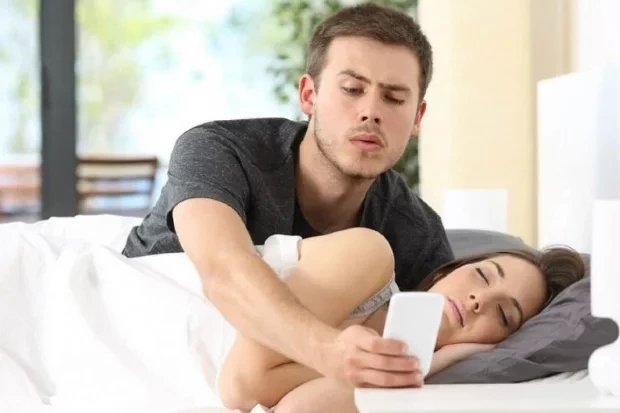 Conheça os signos do zodíaco que sempre desconfiam dos parceiros - imagem 5853