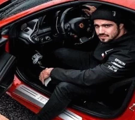 Caio Castro e suas máquinas: galã tem Ferrari, motos e clássicos