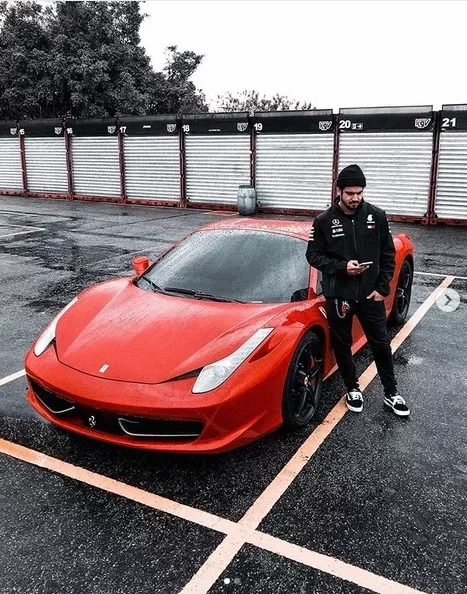 Caio Castro e suas máquinas: galã tem Ferrari, motos e clássicos - imagem 6277