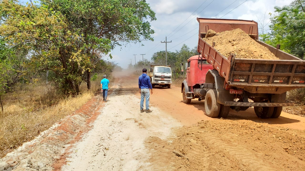 Prefeito João Luiz intensifica melhorias nas estradas do município  - Imagem 7