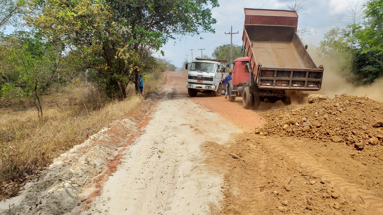 Prefeito João Luiz intensifica melhorias nas estradas do município  - Imagem 2